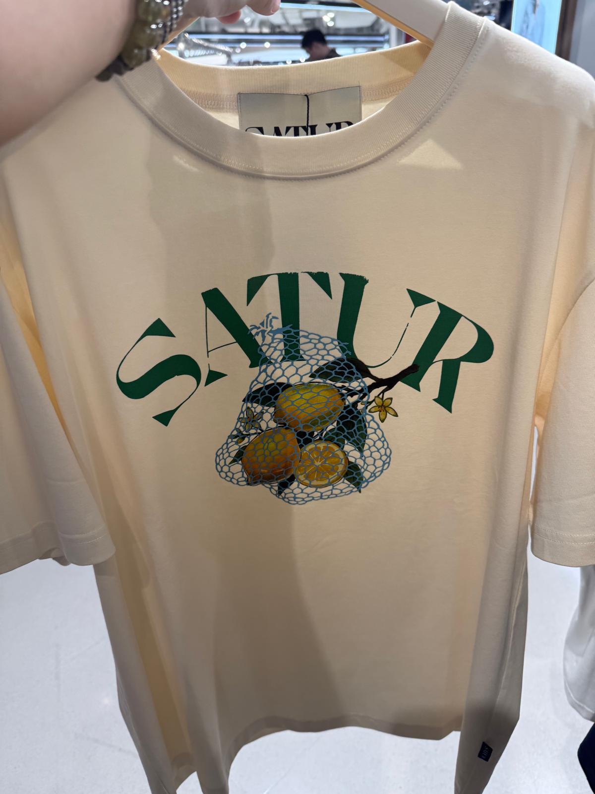 【24小時網站自助下單】2026年6月15日截 🌸好多人鐘意超受歡迎🩷SATUR 講真嘅真系超級靚料～同Parda Tee 系一樣料絲光棉/竹節全棉呀😍買過試過1件98%會encore呀🤣SATUR 免稅店折扣優惠🩷🆕2026年最新上市 爆款 Tee 男女同款 折扣優惠🈹 | 預訂約3-4星期(whatsapp send圖訂貨) 娉婷貿易公司 Exquisite Beauty Trading Company