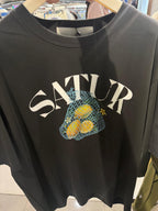 【24小時網站自助下單】2026年6月15日截 🌸好多人鐘意超受歡迎🩷SATUR 講真嘅真系超級靚料～同Parda Tee 系一樣料絲光棉/竹節全棉呀😍買過試過1件98%會encore呀🤣SATUR 免稅店折扣優惠🩷🆕2026年最新上市 爆款 Tee 男女同款 折扣優惠🈹 | 預訂約3-4星期(whatsapp send圖訂貨) 娉婷貿易公司 Exquisite Beauty Trading Company