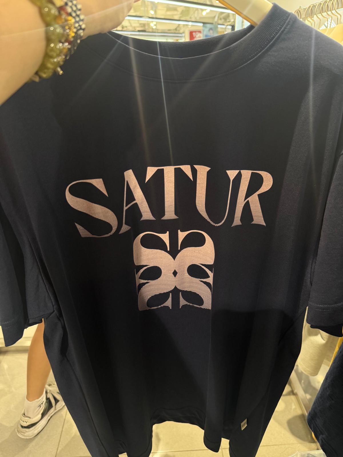 【24小時網站自助下單】2026年6月15日截 🌸好多人鐘意超受歡迎🩷SATUR 講真嘅真系超級靚料～同Parda Tee 系一樣料絲光棉/竹節全棉呀😍買過試過1件98%會encore呀🤣SATUR 免稅店折扣優惠🩷🆕2026年最新上市 爆款 Tee 男女同款 折扣優惠🈹 | 預訂約3-4星期(whatsapp send圖訂貨) 娉婷貿易公司 Exquisite Beauty Trading Company