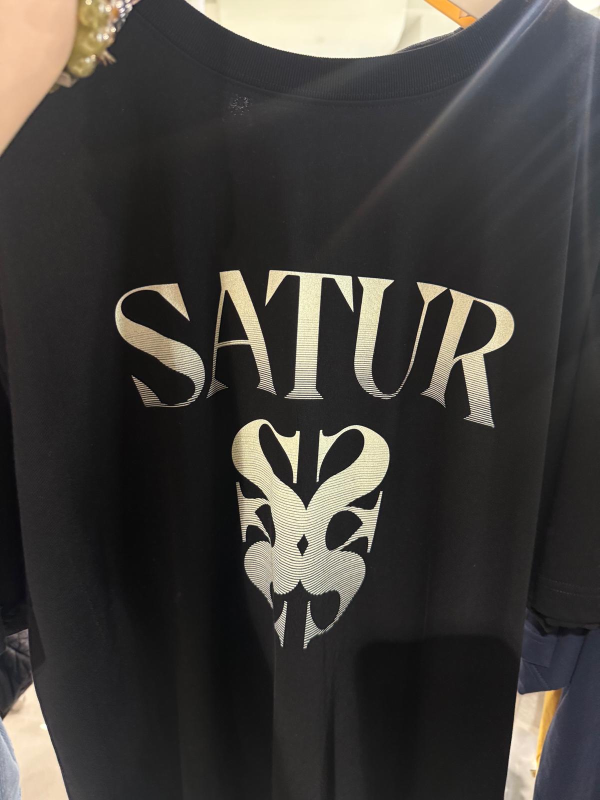 【24小時網站自助下單】2026年6月15日截 🌸好多人鐘意超受歡迎🩷SATUR 講真嘅真系超級靚料～同Parda Tee 系一樣料絲光棉/竹節全棉呀😍買過試過1件98%會encore呀🤣SATUR 免稅店折扣優惠🩷🆕2026年最新上市 爆款 Tee 男女同款 折扣優惠🈹 | 預訂約3-4星期(whatsapp send圖訂貨) 娉婷貿易公司 Exquisite Beauty Trading Company