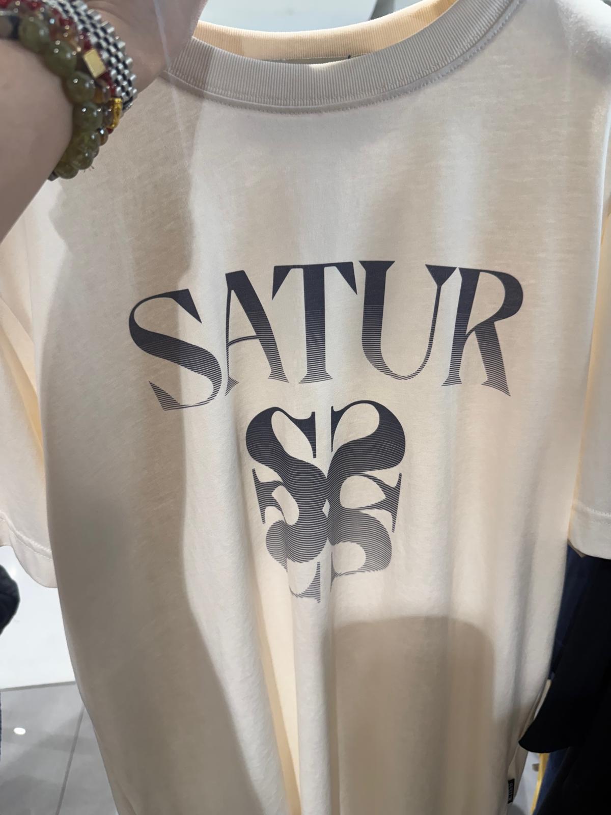 【24小時網站自助下單】2026年6月15日截 🌸好多人鐘意超受歡迎🩷SATUR 講真嘅真系超級靚料～同Parda Tee 系一樣料絲光棉/竹節全棉呀😍買過試過1件98%會encore呀🤣SATUR 免稅店折扣優惠🩷🆕2026年最新上市 爆款 Tee 男女同款 折扣優惠🈹 | 預訂約3-4星期(whatsapp send圖訂貨) 娉婷貿易公司 Exquisite Beauty Trading Company