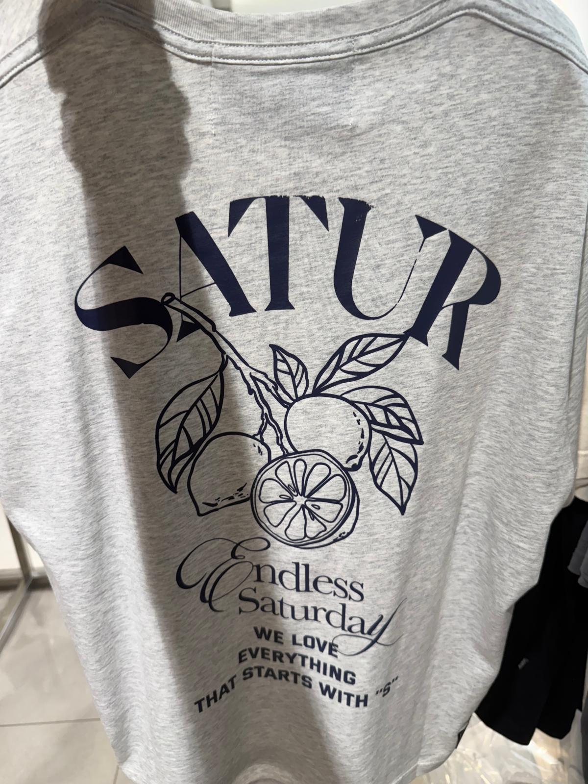 【24小時網站自助下單】2026年6月15日截 🌸好多人鐘意超受歡迎🩷SATUR 講真嘅真系超級靚料～同Parda Tee 系一樣料絲光棉/竹節全棉呀😍買過試過1件98%會encore呀🤣SATUR 免稅店折扣優惠🩷🆕2026年最新上市 爆款 Tee 男女同款 折扣優惠🈹 | 預訂約3-4星期(whatsapp send圖訂貨) 娉婷貿易公司 Exquisite Beauty Trading Company
