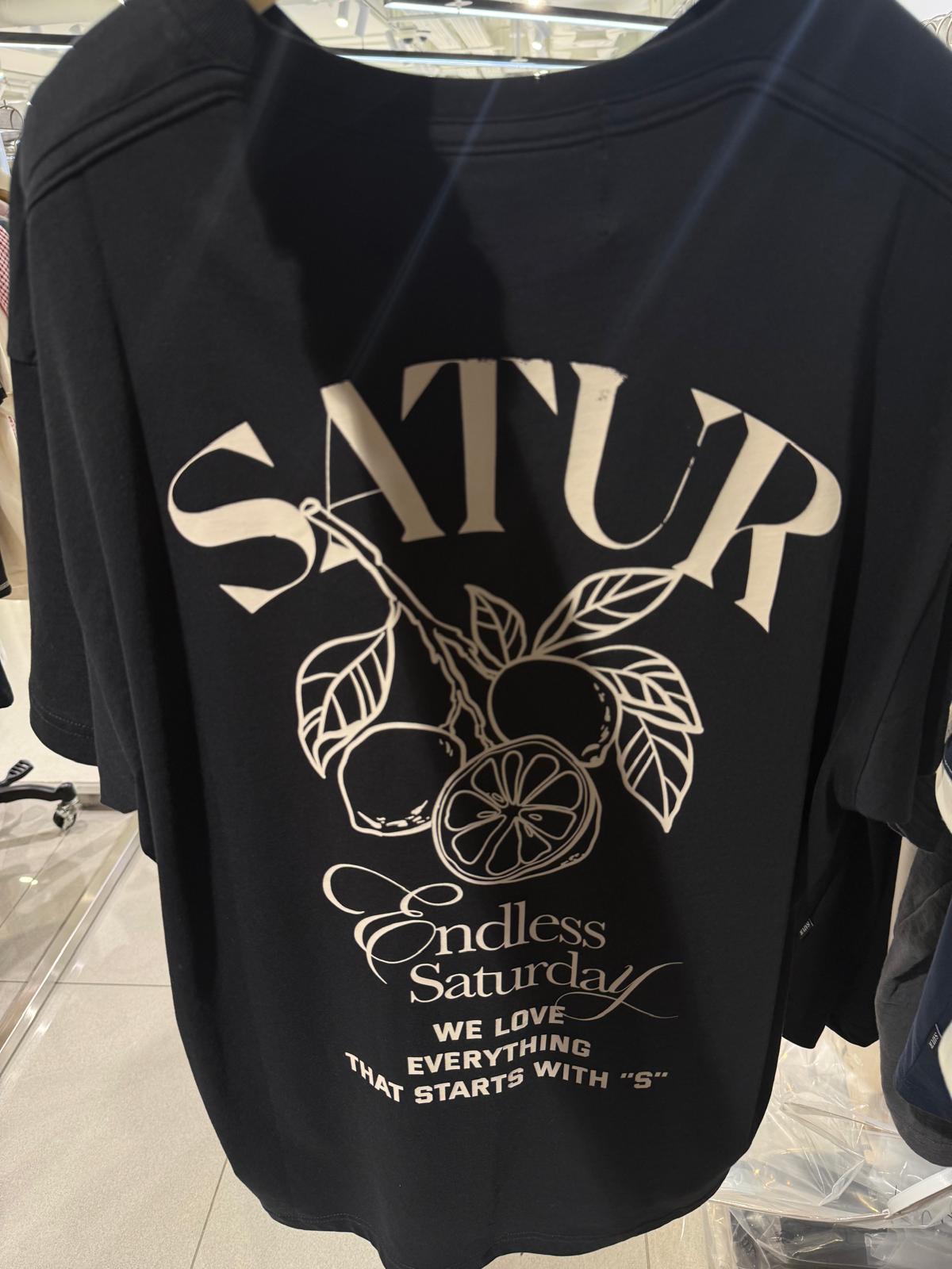 【24小時網站自助下單】2026年6月15日截 🌸好多人鐘意超受歡迎🩷SATUR 講真嘅真系超級靚料～同Parda Tee 系一樣料絲光棉/竹節全棉呀😍買過試過1件98%會encore呀🤣SATUR 免稅店折扣優惠🩷🆕2026年最新上市 爆款 Tee 男女同款 折扣優惠🈹 | 預訂約3-4星期(whatsapp send圖訂貨) 娉婷貿易公司 Exquisite Beauty Trading Company