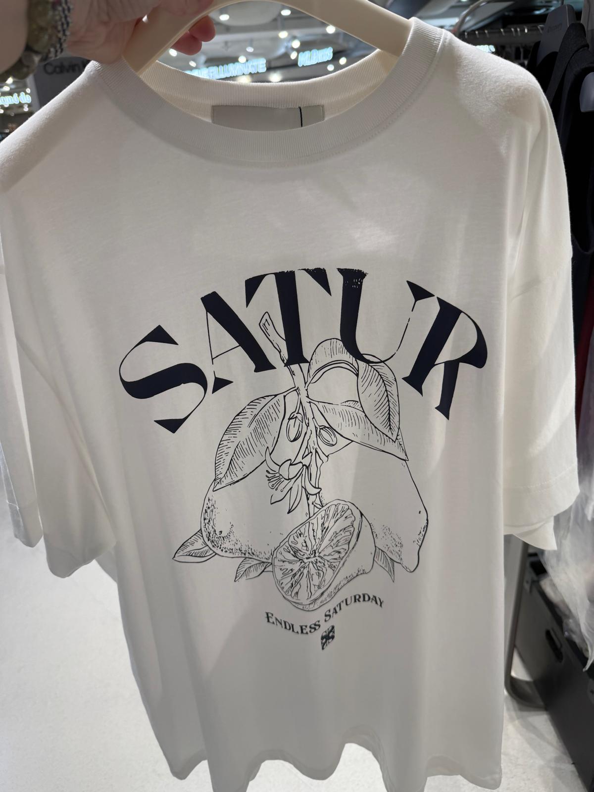 【24小時網站自助下單】2026年6月15日截 🌸好多人鐘意超受歡迎🩷SATUR 講真嘅真系超級靚料～同Parda Tee 系一樣料絲光棉/竹節全棉呀😍買過試過1件98%會encore呀🤣SATUR 免稅店折扣優惠🩷🆕2026年最新上市 爆款 Tee 男女同款 折扣優惠🈹 | 預訂約3-4星期(whatsapp send圖訂貨) 娉婷貿易公司 Exquisite Beauty Trading Company