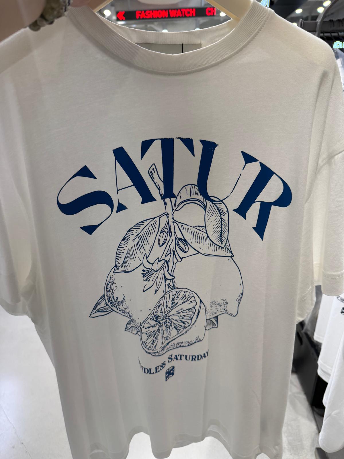 【24小時網站自助下單】2026年6月15日截 🌸好多人鐘意超受歡迎🩷SATUR 講真嘅真系超級靚料～同Parda Tee 系一樣料絲光棉/竹節全棉呀😍買過試過1件98%會encore呀🤣SATUR 免稅店折扣優惠🩷🆕2026年最新上市 爆款 Tee 男女同款 折扣優惠🈹 | 預訂約3-4星期(whatsapp send圖訂貨) 娉婷貿易公司 Exquisite Beauty Trading Company
