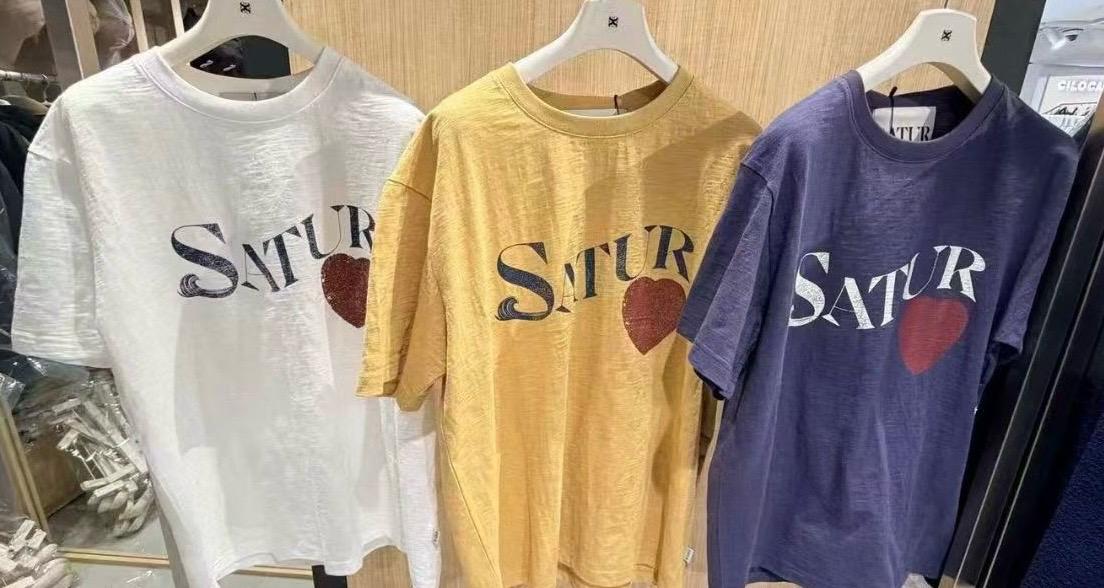 【24小時網站自助下單】2026年6月15日截 🌸好多人鐘意超受歡迎🩷SATUR 講真嘅真系超級靚料～同Parda Tee 系一樣料絲光棉/竹節全棉呀😍買過試過1件98%會encore呀🤣SATUR 免稅店折扣優惠🩷🆕2026年最新上市 爆款 Tee 男女同款 折扣優惠🈹 | 預訂約3-4星期(whatsapp send圖訂貨) 娉婷貿易公司 Exquisite Beauty Trading Company