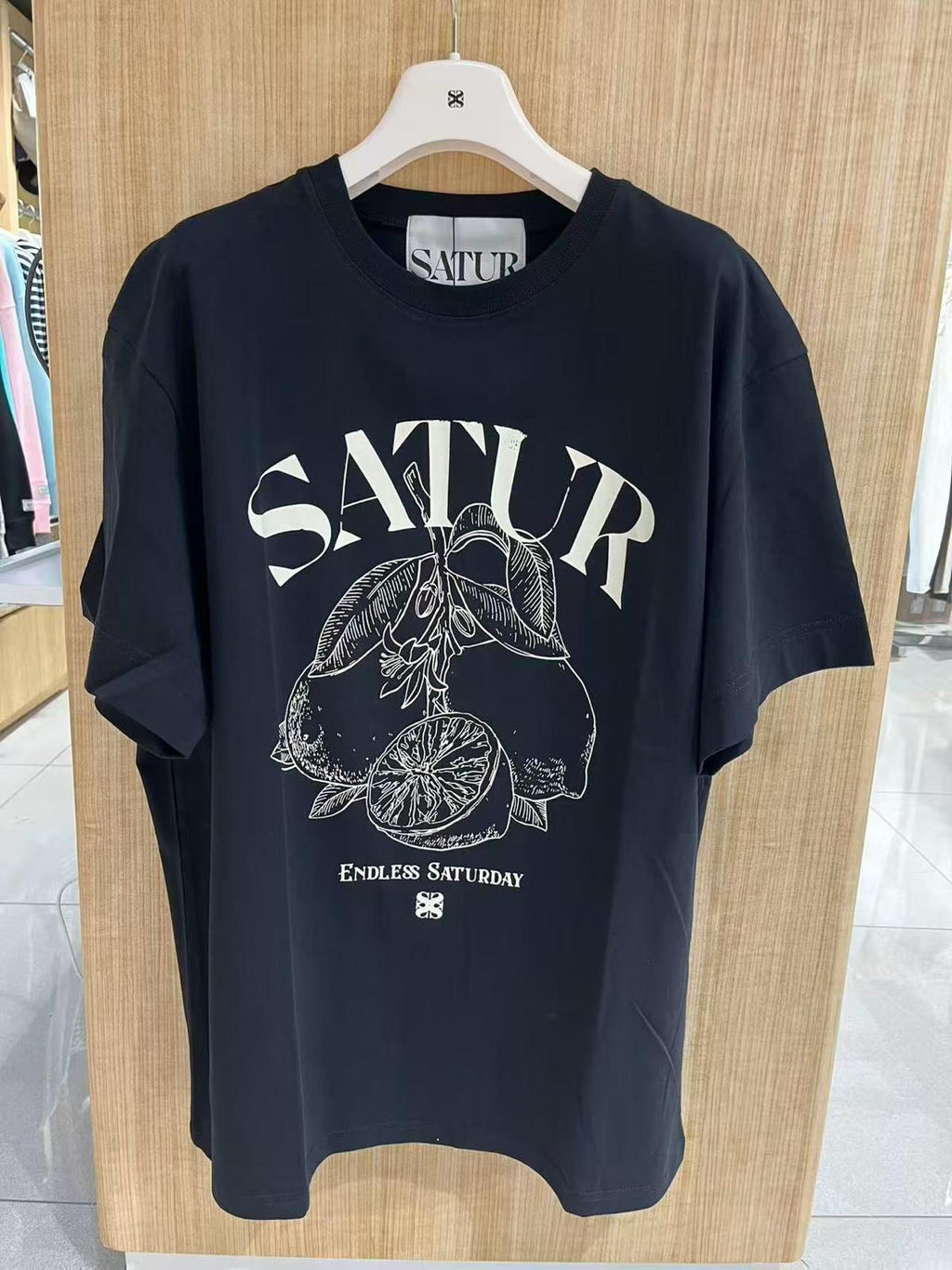 【24小時網站自助下單】2026年6月15日截 🌸好多人鐘意超受歡迎🩷SATUR 講真嘅真系超級靚料～同Parda Tee 系一樣料絲光棉/竹節全棉呀😍買過試過1件98%會encore呀🤣SATUR 免稅店折扣優惠🩷🆕2026年最新上市 爆款 Tee 男女同款 折扣優惠🈹 | 預訂約3-4星期(whatsapp send圖訂貨) 娉婷貿易公司 Exquisite Beauty Trading Company