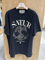【24小時網站自助下單】2026年6月15日截 🌸好多人鐘意超受歡迎🩷SATUR 講真嘅真系超級靚料～同Parda Tee 系一樣料絲光棉/竹節全棉呀😍買過試過1件98%會encore呀🤣SATUR 免稅店折扣優惠🩷🆕2026年最新上市 爆款 Tee 男女同款 折扣優惠🈹 | 預訂約3-4星期(whatsapp send圖訂貨) 娉婷貿易公司 Exquisite Beauty Trading Company