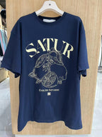 【24小時網站自助下單】2026年6月15日截 🌸好多人鐘意超受歡迎🩷SATUR 講真嘅真系超級靚料～同Parda Tee 系一樣料絲光棉/竹節全棉呀😍買過試過1件98%會encore呀🤣SATUR 免稅店折扣優惠🩷🆕2026年最新上市 爆款 Tee 男女同款 折扣優惠🈹 | 預訂約3-4星期(whatsapp send圖訂貨) 娉婷貿易公司 Exquisite Beauty Trading Company