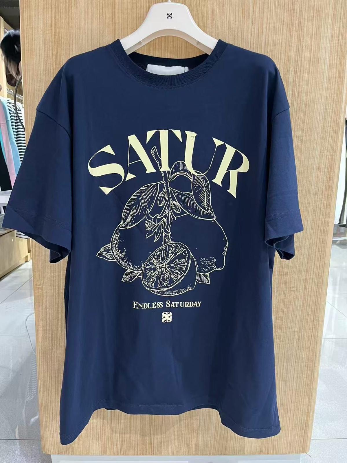 【24小時網站自助下單】2026年6月15日截 🌸好多人鐘意超受歡迎🩷SATUR 講真嘅真系超級靚料～同Parda Tee 系一樣料絲光棉/竹節全棉呀😍買過試過1件98%會encore呀🤣SATUR 免稅店折扣優惠🩷🆕2026年最新上市 爆款 Tee 男女同款 折扣優惠🈹 | 預訂約3-4星期(whatsapp send圖訂貨) 娉婷貿易公司 Exquisite Beauty Trading Company