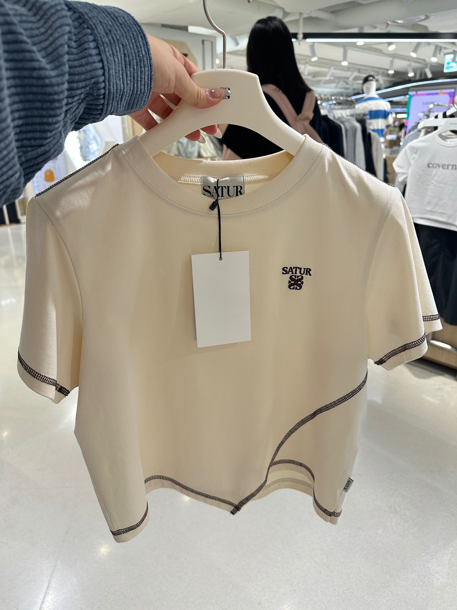 【24小時網站自助下單】2026年6月15日截 🌸好多人鐘意超受歡迎🩷SATUR 最新女裝好靚呀😍貴嘢69000won($389)🈹🈹🈹🈹🈹SATUR 免稅店折扣優惠🩷🆕2026年最新上市 爆款 Tee | 預訂約3-4星期(whatsapp send圖訂貨) 娉婷貿易公司 Exquisite Beauty Trading Company