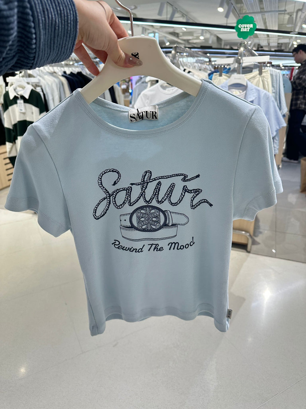 【24小時網站自助下單】2026年6月15日截 🌸好多人鐘意超受歡迎🩷SATUR 最新女裝好靚呀😍貴嘢69000won($389)🈹🈹🈹🈹🈹SATUR 免稅店折扣優惠🩷🆕2026年最新上市 爆款 Tee | 預訂約3-4星期(whatsapp send圖訂貨) 娉婷貿易公司 Exquisite Beauty Trading Company