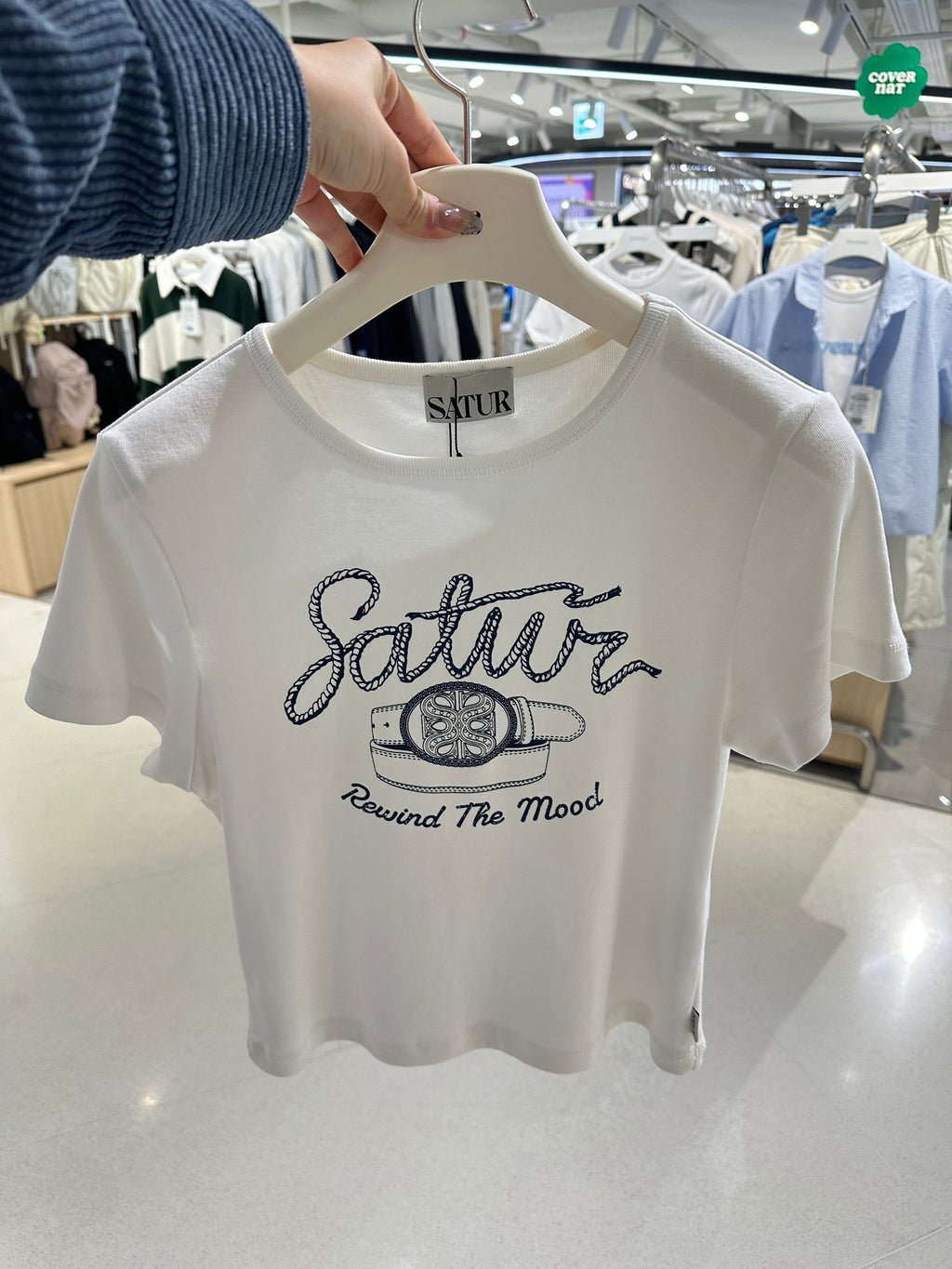 【24小時網站自助下單】2026年6月15日截 🌸好多人鐘意超受歡迎🩷SATUR 最新女裝好靚呀😍貴嘢69000won($389)🈹🈹🈹🈹🈹SATUR 免稅店折扣優惠🩷🆕2026年最新上市 爆款 Tee | 預訂約3-4星期(whatsapp send圖訂貨) 娉婷貿易公司 Exquisite Beauty Trading Company