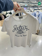 【24小時網站自助下單】2026年6月15日截 🌸好多人鐘意超受歡迎🩷SATUR 最新女裝好靚呀😍貴嘢69000won($389)🈹🈹🈹🈹🈹SATUR 免稅店折扣優惠🩷🆕2026年最新上市 爆款 Tee | 預訂約3-4星期(whatsapp send圖訂貨) 娉婷貿易公司 Exquisite Beauty Trading Company
