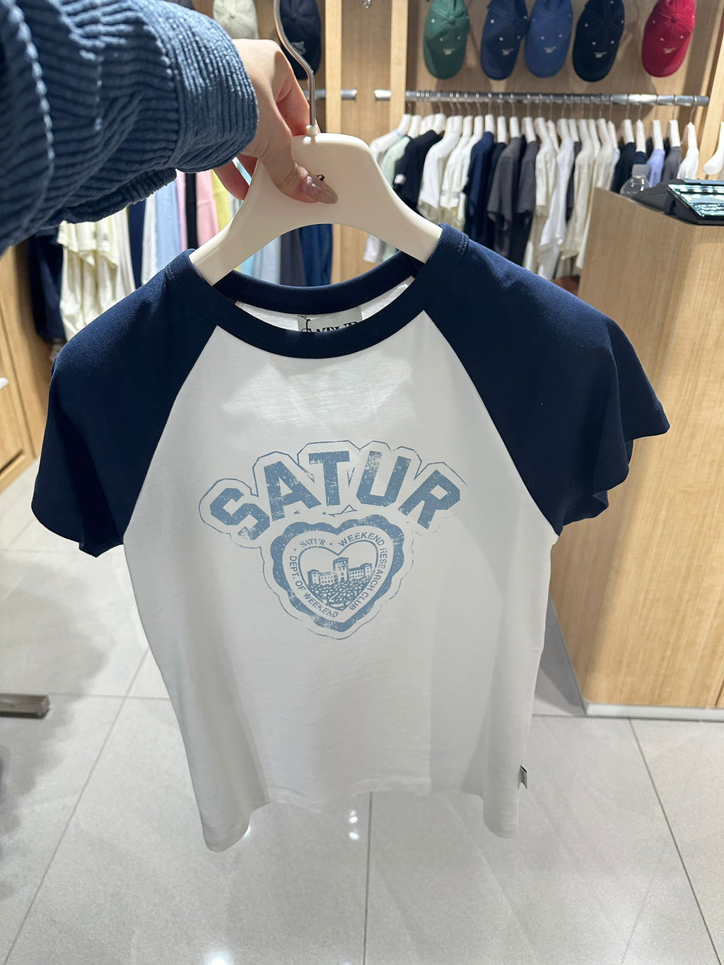 【24小時網站自助下單】2026年6月15日截 🌸好多人鐘意超受歡迎🩷SATUR 最新女裝好靚呀😍貴嘢69000won($389)🈹🈹🈹🈹🈹SATUR 免稅店折扣優惠🩷🆕2026年最新上市 爆款 Tee | 預訂約3-4星期(whatsapp send圖訂貨) 娉婷貿易公司 Exquisite Beauty Trading Company