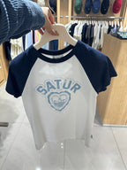 【24小時網站自助下單】2026年6月15日截 🌸好多人鐘意超受歡迎🩷SATUR 最新女裝好靚呀😍貴嘢69000won($389)🈹🈹🈹🈹🈹SATUR 免稅店折扣優惠🩷🆕2026年最新上市 爆款 Tee | 預訂約3-4星期(whatsapp send圖訂貨) 娉婷貿易公司 Exquisite Beauty Trading Company