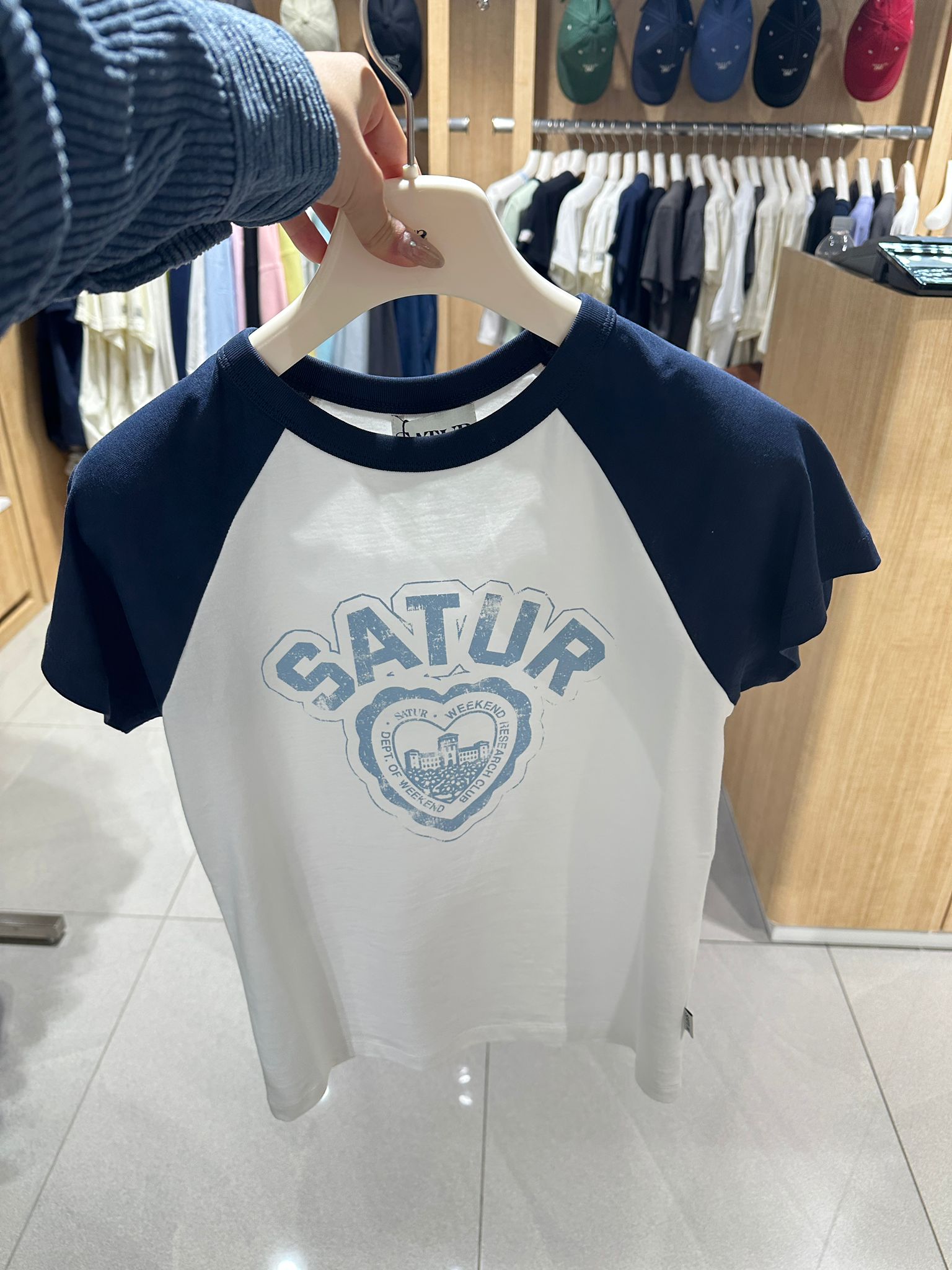 【24小時網站自助下單】2026年6月15日截 🌸好多人鐘意超受歡迎🩷SATUR 最新女裝好靚呀😍貴嘢69000won($389)🈹🈹🈹🈹🈹SATUR 免稅店折扣優惠🩷🆕2026年最新上市 爆款 Tee | 預訂約3-4星期(whatsapp send圖訂貨) 娉婷貿易公司 Exquisite Beauty Trading Company