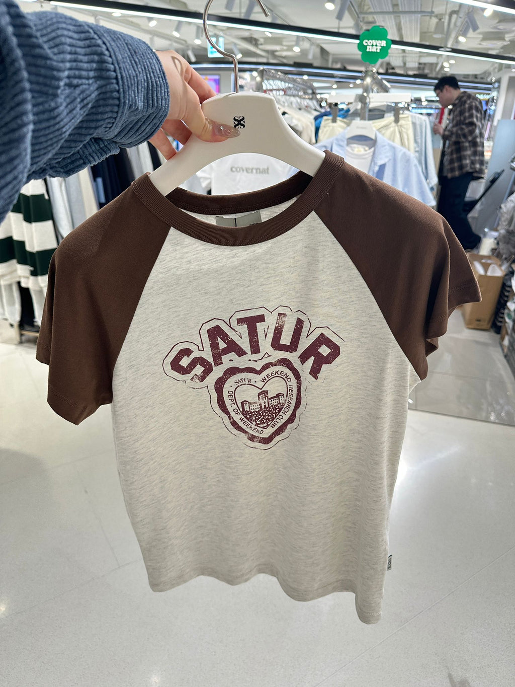 【24小時網站自助下單】2026年6月15日截 🌸好多人鐘意超受歡迎🩷SATUR 最新女裝好靚呀😍貴嘢69000won($389)🈹🈹🈹🈹🈹SATUR 免稅店折扣優惠🩷🆕2026年最新上市 爆款 Tee | 預訂約3-4星期(whatsapp send圖訂貨) 娉婷貿易公司 Exquisite Beauty Trading Company