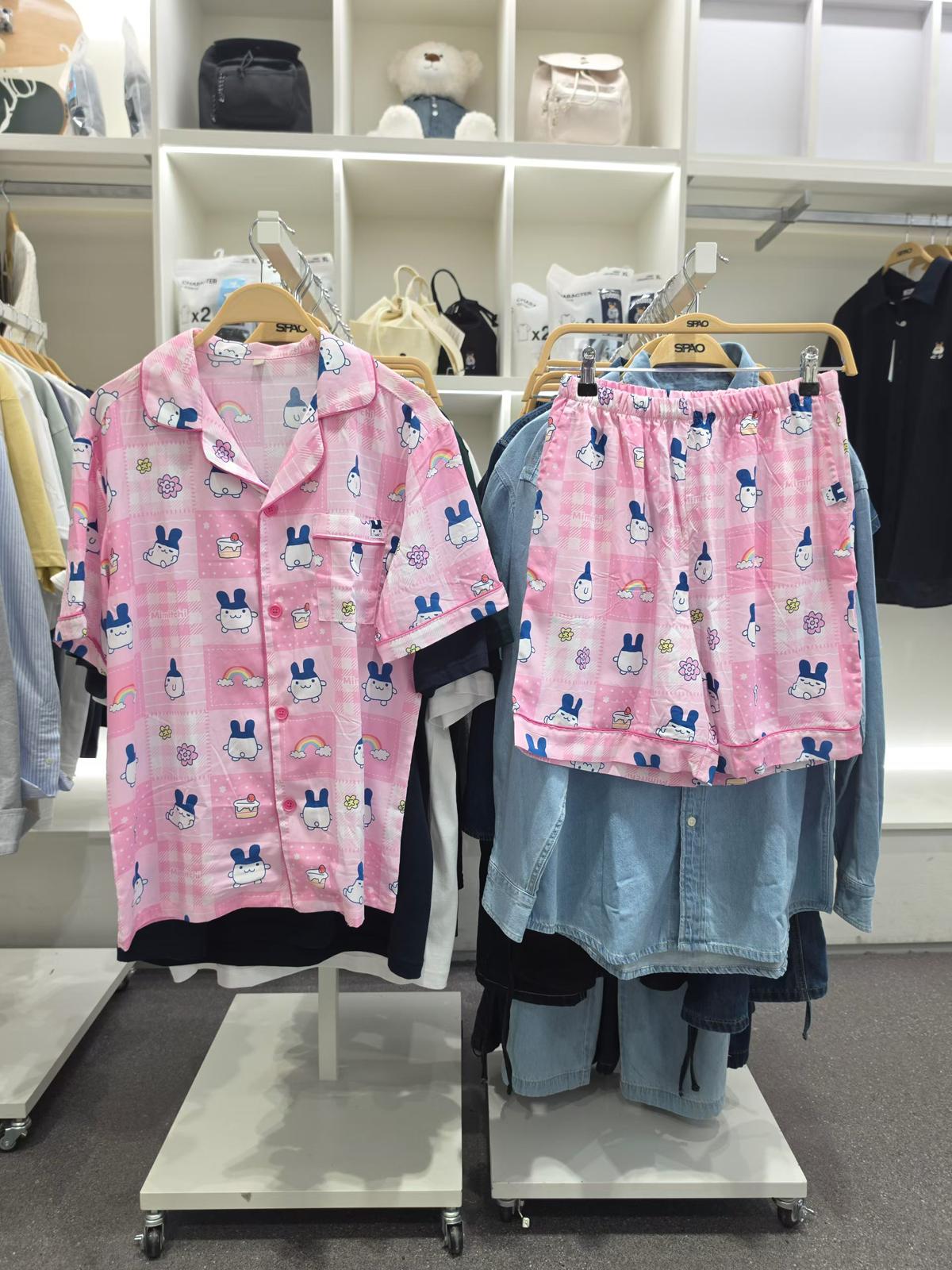 【24小時網站自助下單】2026年6月5日截🌸韓國🇰🇷最新出 他媽哥池 SO CUTE😍😍😍😍😍SPAO x 他媽哥池 聯名 短䄂睡衣套裝 男女同款 折扣優惠 | 預訂約2-3星期 娉婷貿易公司 Exquisite Beauty Trading Company
