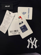 【24小時網站自助下單】🌸🆕2026年最新上市💛搶呀呀呀‼️ 韓國🇰🇷MLB 專門店 紐約洋基隊SIMPLE LOGO OVER FIT T-SHIRTS 3ATSV1263 | 預訂約3-4星期
