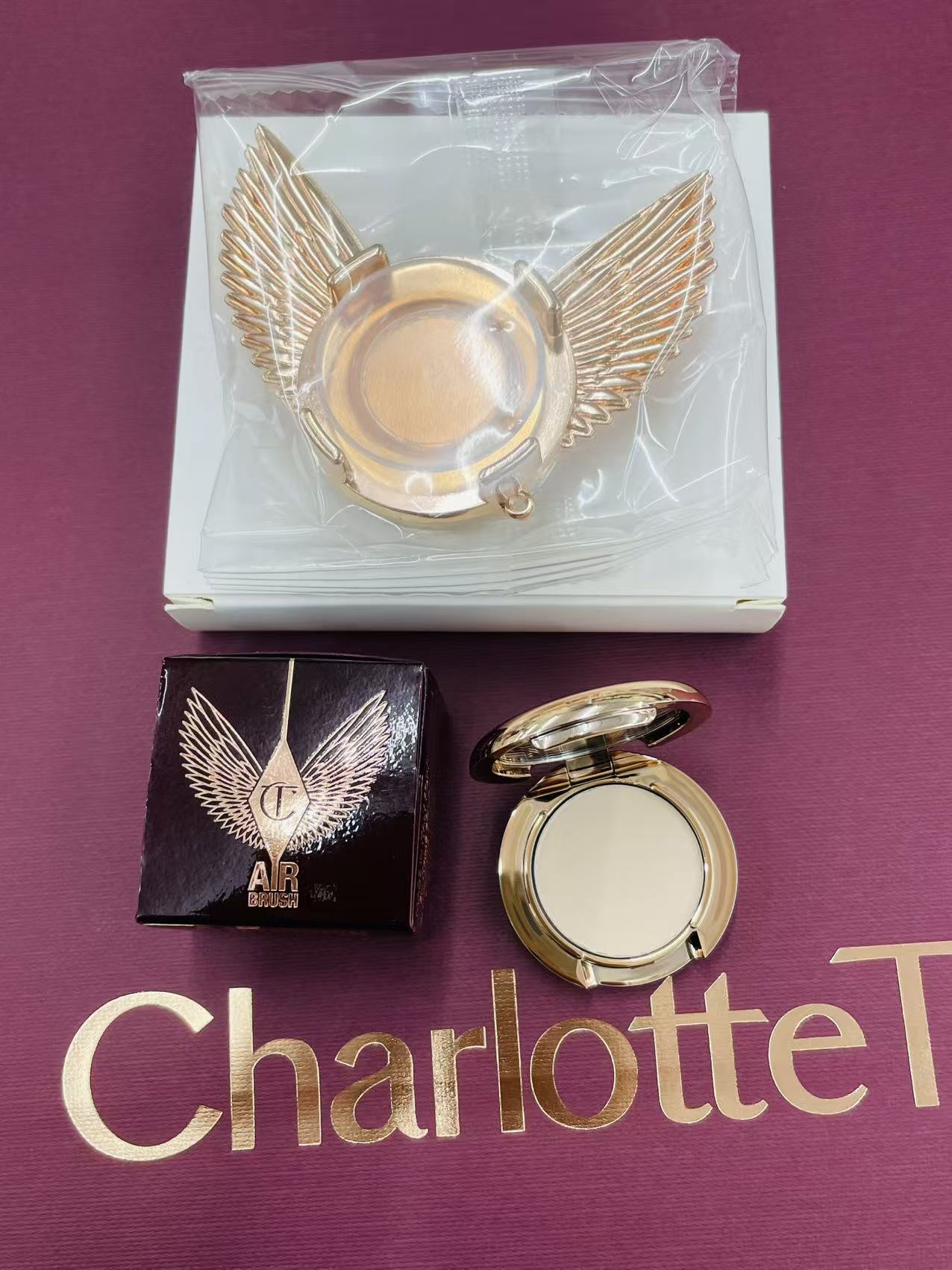 【24小時網站自助下單】❤️🔥數量有限，售完即止❤️🔥🌸❤️🔥快閃❤️🔥Charlotte Tilbury香港專櫃限定🎀天使翼手機支架+迷你定妝粉餅一號色0.8g (可替換) 沒有配粉撲的 | 預訂約1-2星期