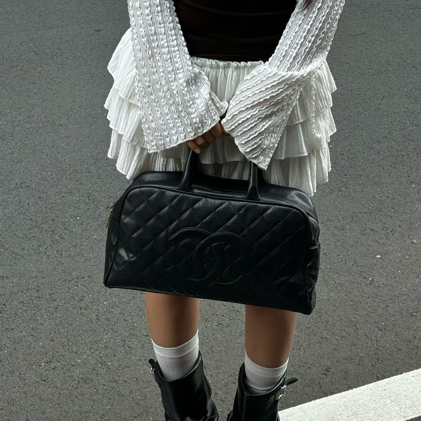 【24小時網站自助下單】🌸日本中古品代購 CHANEL 香奈兒黑金牛皮大logo手提保齡球大號 有標無卡8開 | 預訂約2-3星期