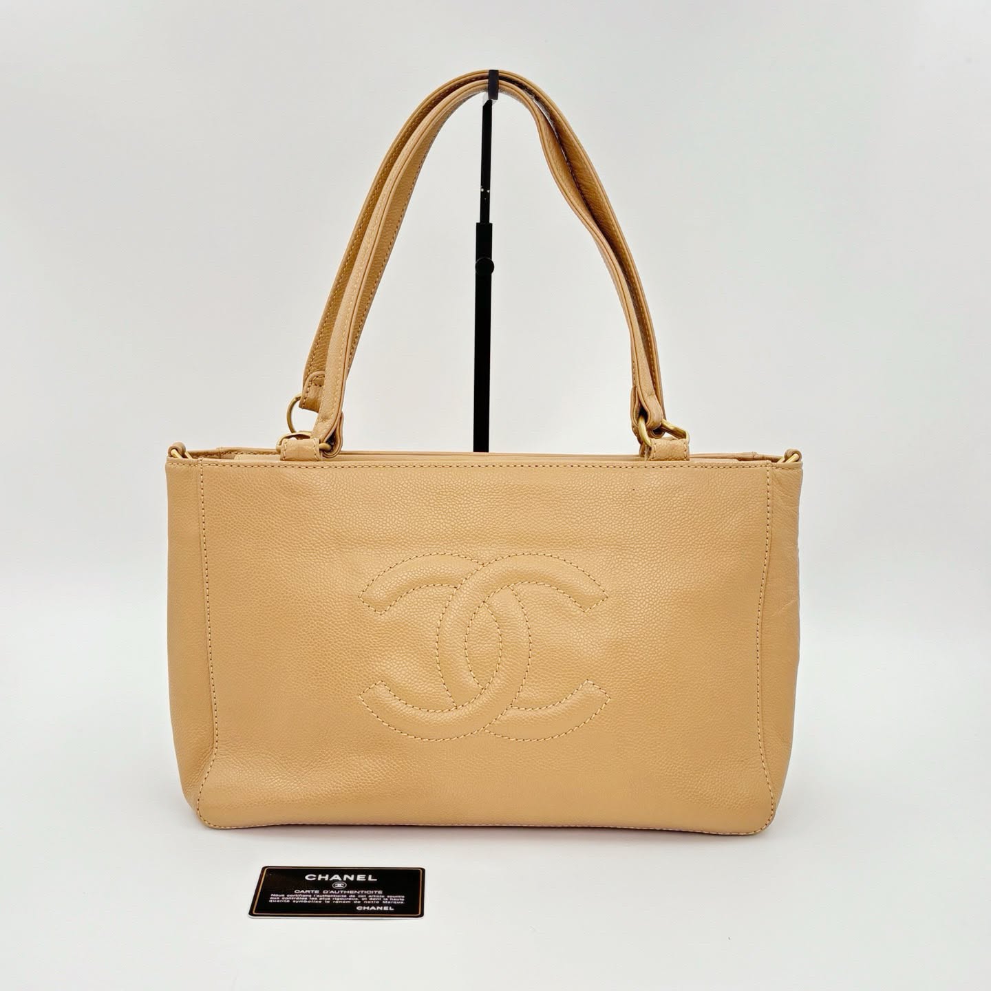 【24小時網站自助下單】🌸日本中古品代購 CHANEL 香奈兒奶茶色荔枝紋牛皮外縫大logo托特包 卡標齊10開 可自配肩帶 | 預訂約2-3星期