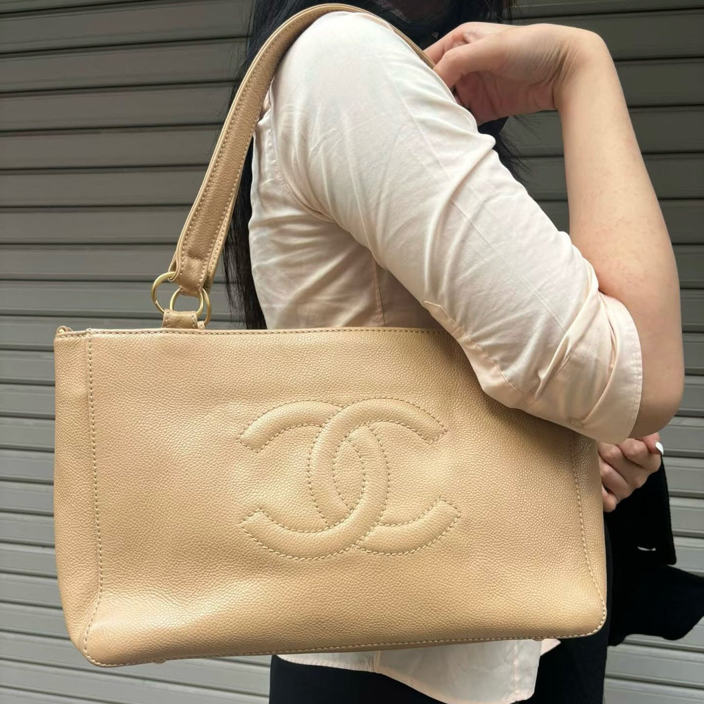 【24小時網站自助下單】🌸日本中古品代購 CHANEL 香奈兒奶茶色荔枝紋牛皮外縫大logo托特包 卡標齊10開 可自配肩帶 | 預訂約2-3星期