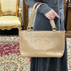 【24小時網站自助下單】🌸日本中古品代購 CHANEL 香奈兒奶茶色荔枝紋牛皮外縫大logo托特包 卡標齊10開 可自配肩帶 | 預訂約2-3星期