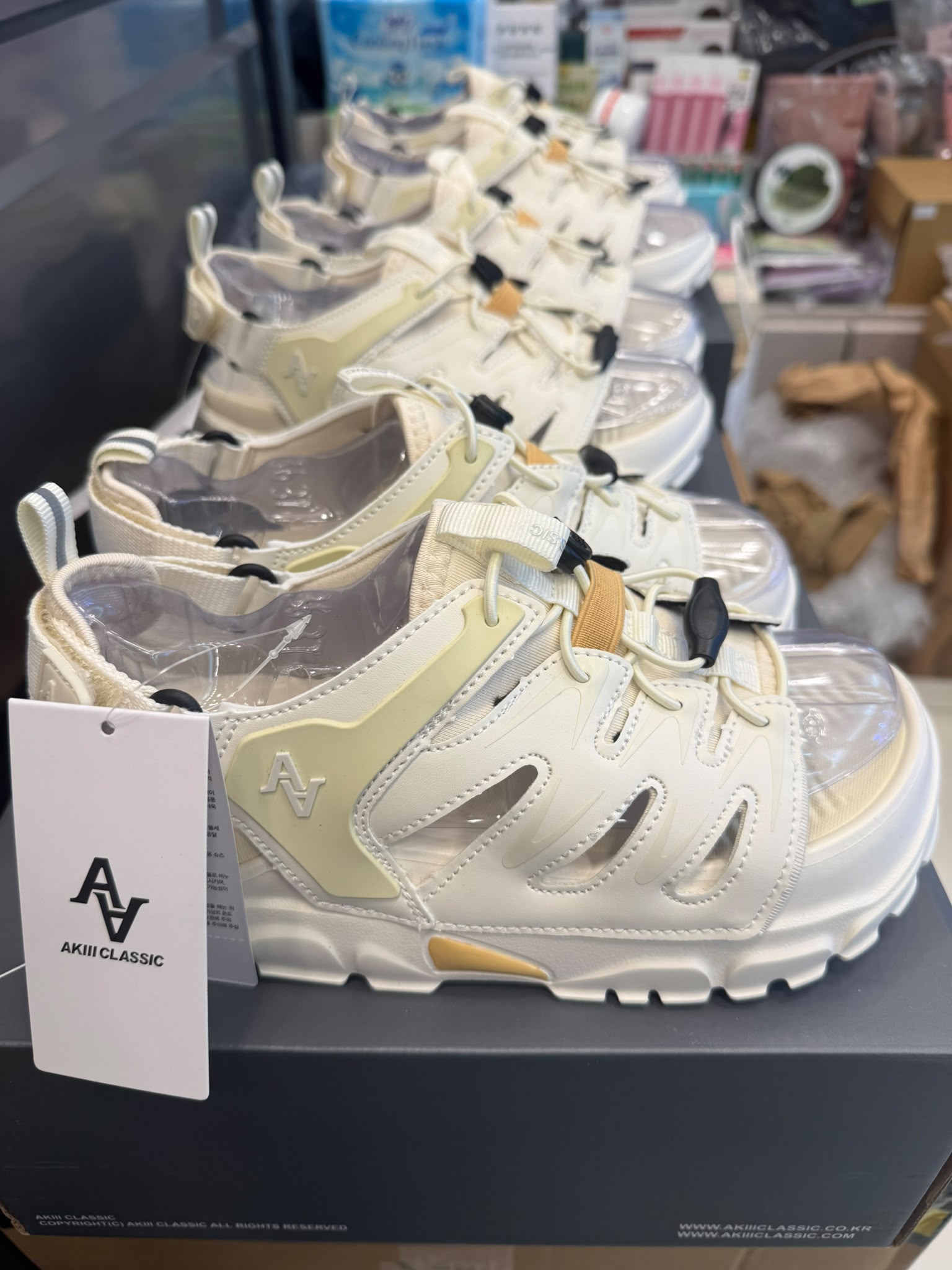 【24小時網站自助下單】2026年7月15日截🌸‼️突發‼️特價‼️ 韓國限定WHITE LABEL系列🇰🇷韓國專門店AKIII CLASSIC 韓星追捧🥇爆紅到癲左呀 呢對平到黐線呀 YOSEMITE TRACKER V2 AKI802 | 預訂 下單後約3-4星期到