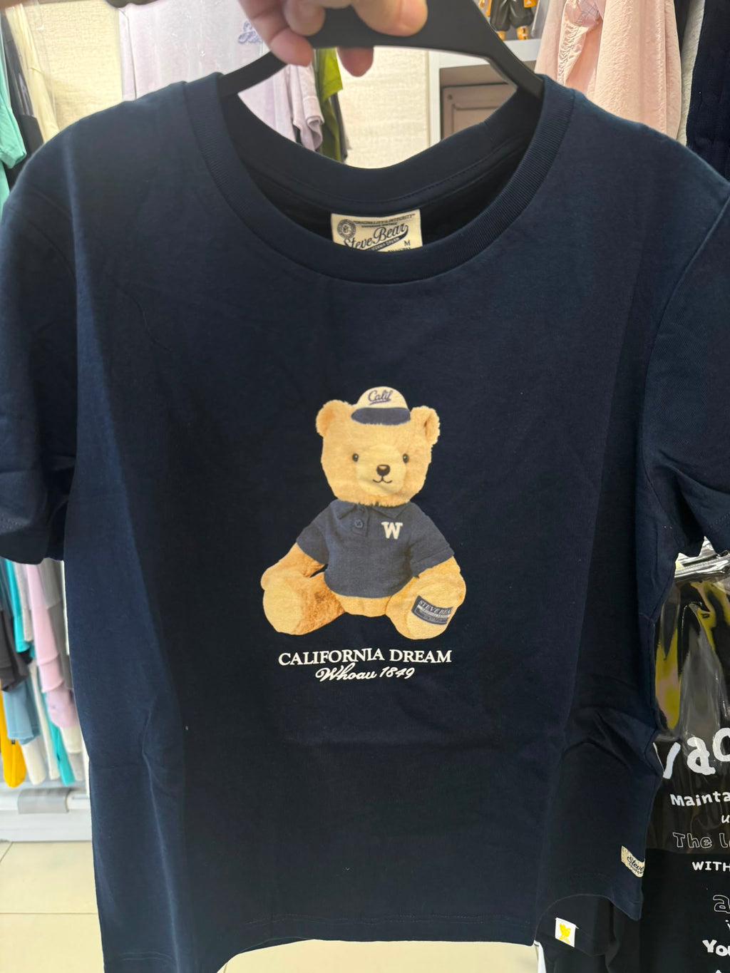 【24小時網站自助下單】2026年7月25日截🌸‼️突發‼️Who A U 特價+ 折扣‼️🐻Who A U🐻韓國專門店/免稅店 🆕Bear Photo Crop T-shirt 折扣優惠🈹 | 預訂約3-4星期