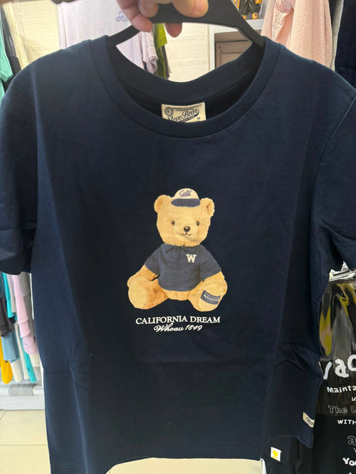 【24小時網站自助下單】2026年7月25日截🌸‼️突發‼️Who A U 特價+ 折扣‼️🐻Who A U🐻韓國專門店/免稅店 🆕Bear Photo Crop T-shirt 折扣優惠🈹 | 預訂約3-4星期 娉婷貿易公司 Exquisite Beauty Trading Company