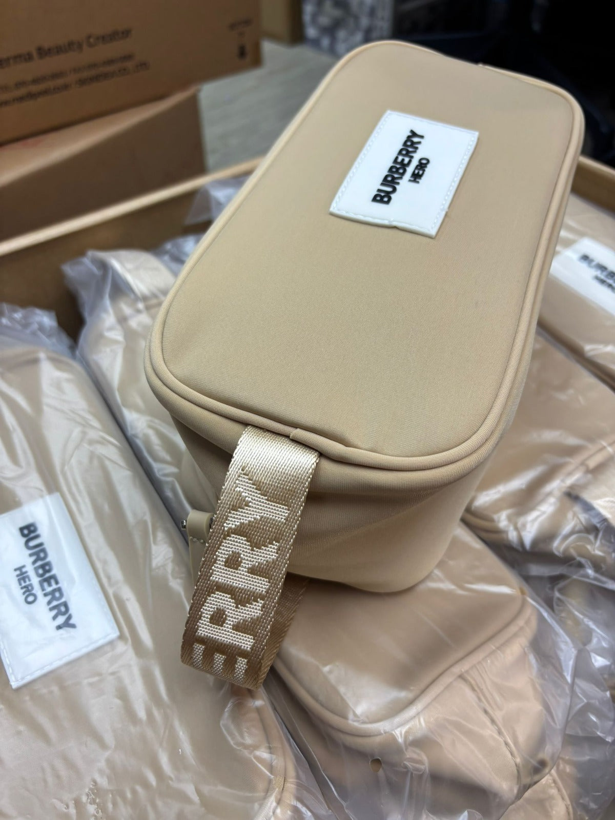【24小時網站自助下單】🟡現貨50個, 好物推介... 用極都唔爛🌸🌸BURBERRY 大容量 化妝包(專櫃) | 落單後約5-7個工作天寄出 娉婷貿易公司 Exquisite Beauty Trading Company