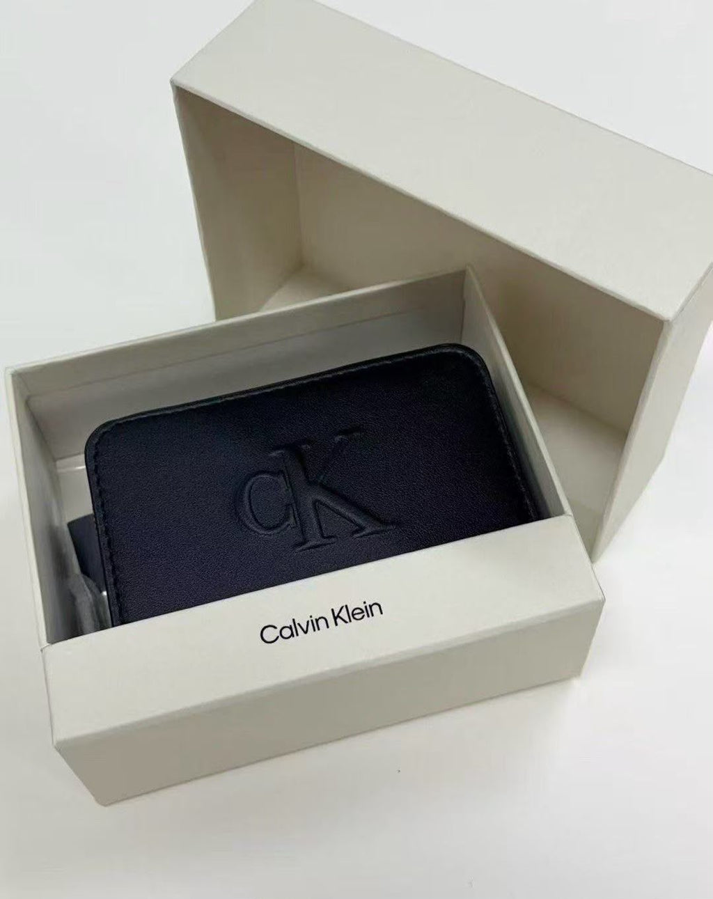 【24小時網站自助下單】🌸韓國代購🇰🇷 Calvin Klein 牛皮男女同款銀包 👛 | 預訂約2-3星期 娉婷貿易公司 Exquisite Beauty Trading Company