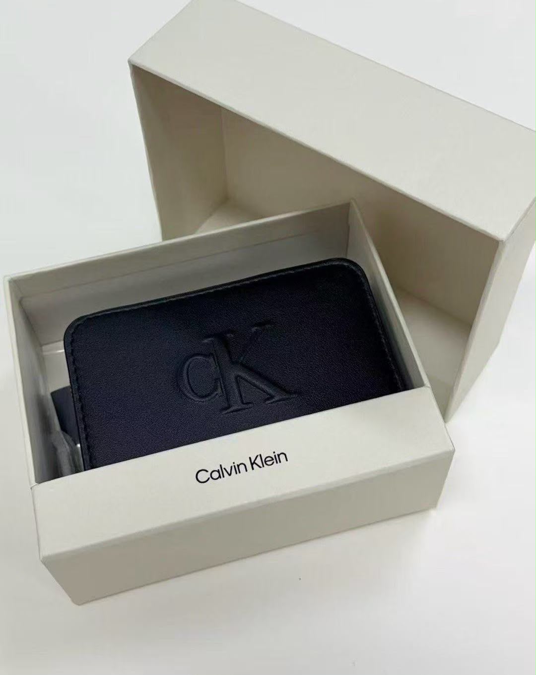 【24小時網站自助下單】🌸韓國代購🇰🇷 Calvin Klein 牛皮男女同款銀包 👛 | 預訂約2-3星期 娉婷貿易公司 Exquisite Beauty Trading Company
