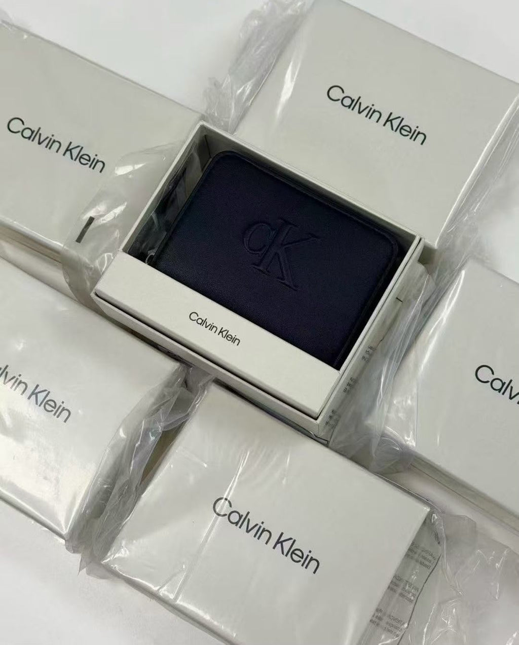 【24小時網站自助下單】🌸韓國代購🇰🇷 Calvin Klein 牛皮男女同款銀包 👛 | 預訂約2-3星期 娉婷貿易公司 Exquisite Beauty Trading Company