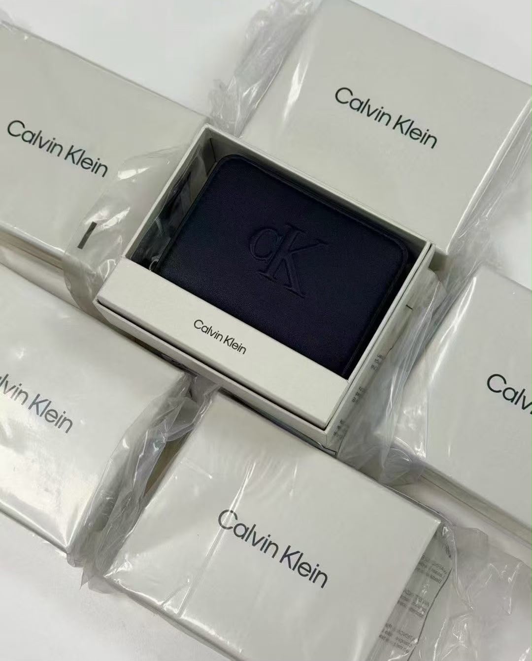 【24小時網站自助下單】🌸韓國代購🇰🇷 Calvin Klein 牛皮男女同款銀包 👛 | 預訂約2-3星期 娉婷貿易公司 Exquisite Beauty Trading Company