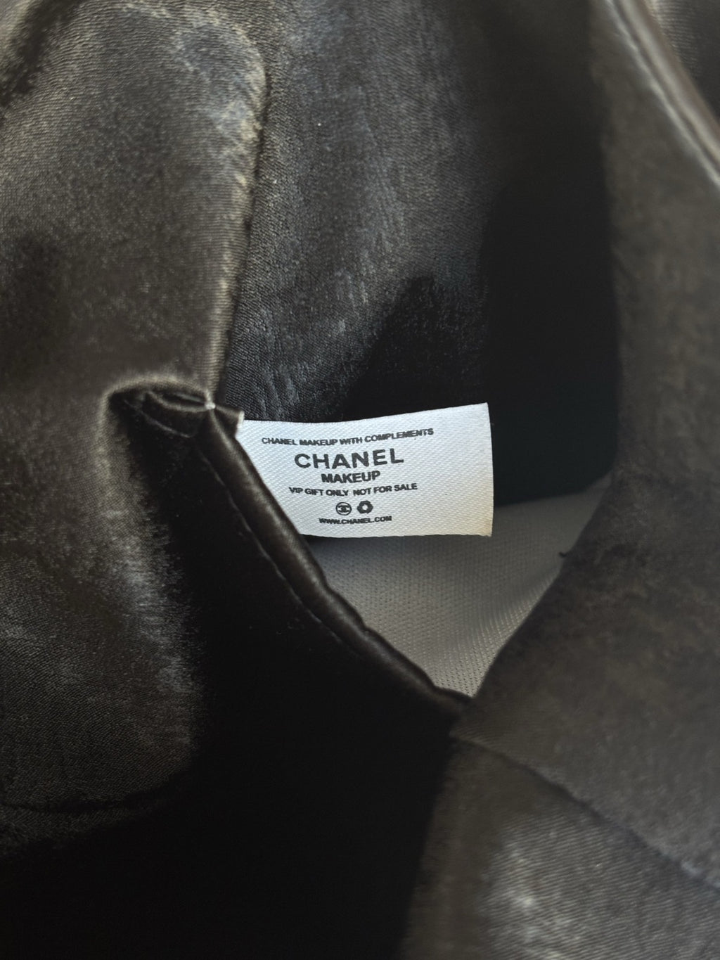 【24小時網站自助下單】2026年9月17日截🌸CHANEL 海外 Makeup VIP Tote Bag 黑緞面抽繩托特 | 預訂 截單後約4-6星期到 娉婷貿易公司 Exquisite Beauty Trading Company