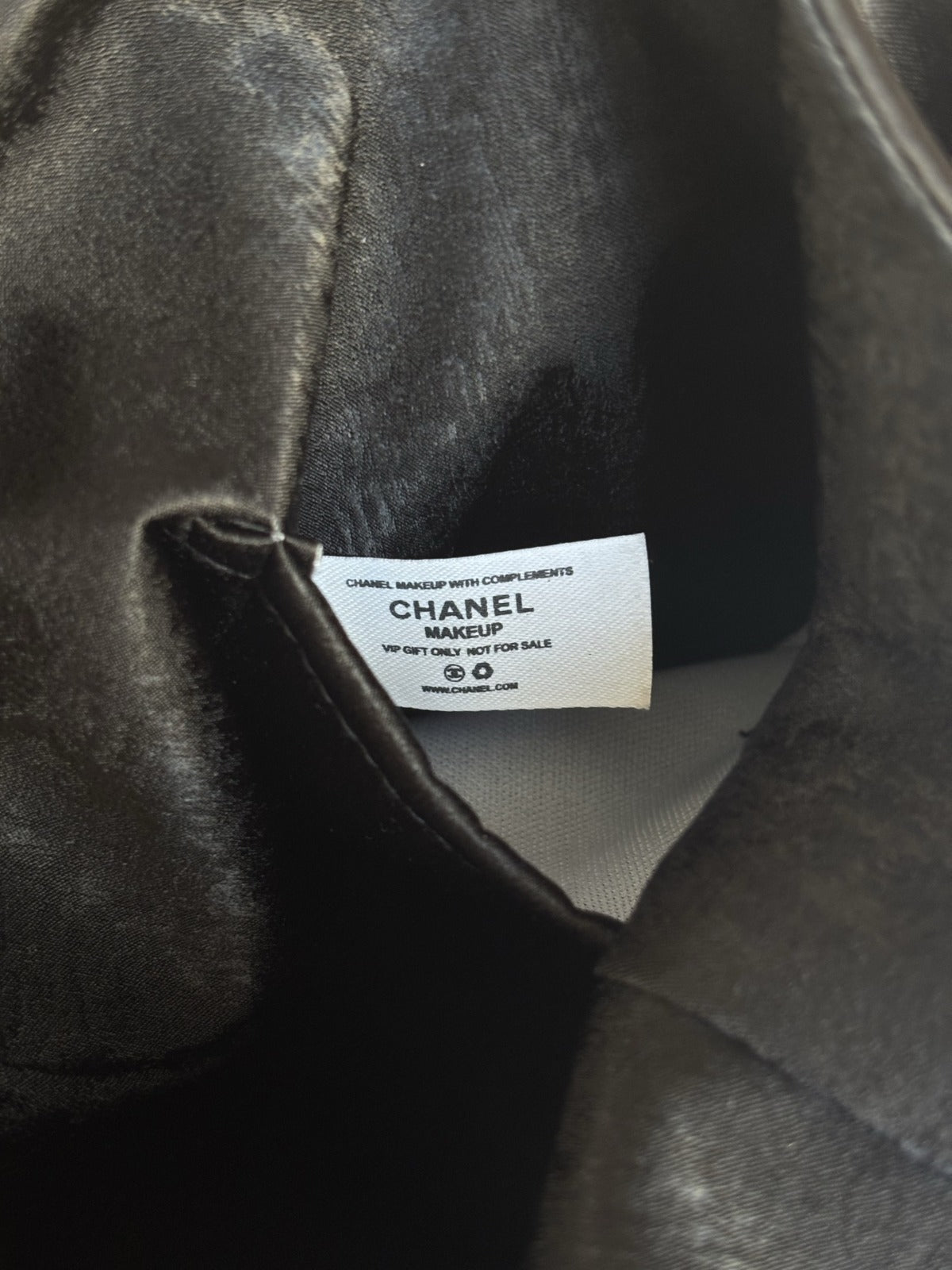 【24小時網站自助下單】2026年9月17日截🌸CHANEL 海外 Makeup VIP Tote Bag 黑緞面抽繩托特 | 預訂 截單後約4-6星期到 娉婷貿易公司 Exquisite Beauty Trading Company