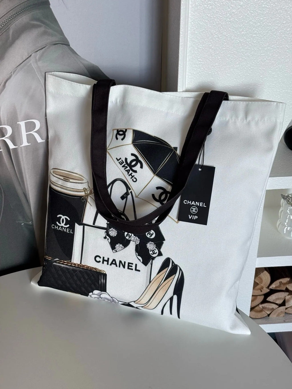 【24小時網站自助下單】2026年9月17日截🌸Chanel VIP禮贊復古插畫大容量帆布包 | 預訂 截單後約4-6星期到 娉婷貿易公司 Exquisite Beauty Trading Company