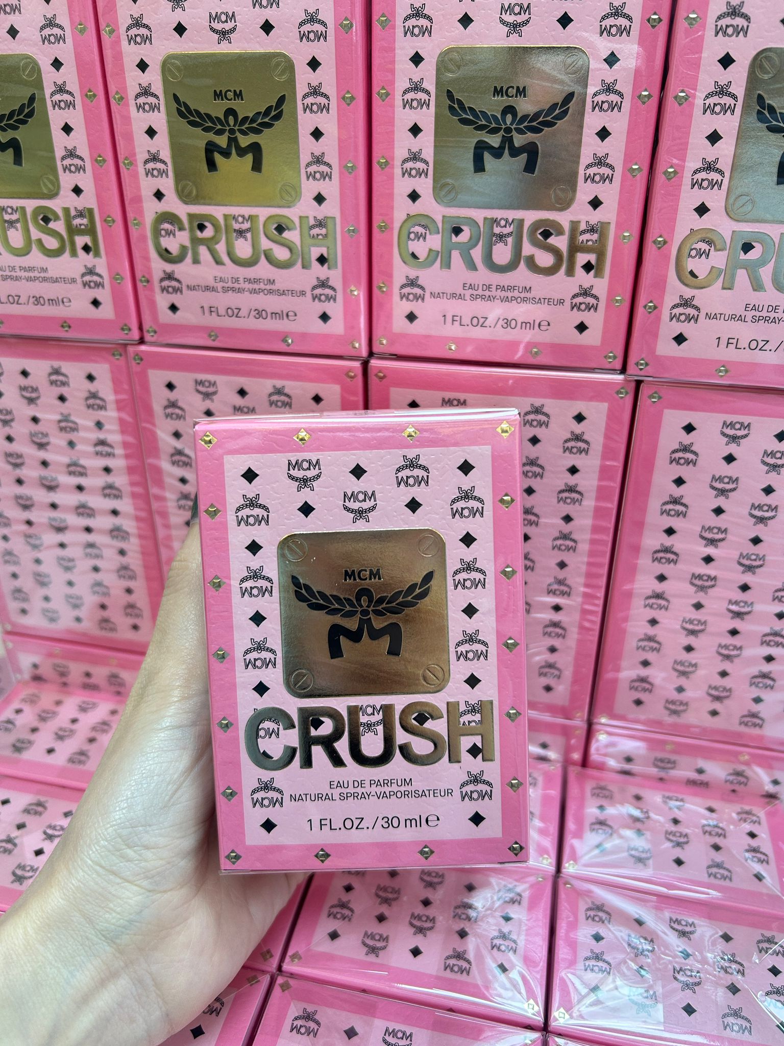 供應商🚘每個週末到貨🚘💫免稅正品 最新款🩷粉紅背包🩷MCM CRUSH EDP 30ml / 50ml | 預訂 到貨後逢星期二，四返倉執貨 其後約3-5個工作天寄出 娉婷貿易公司 Exquisite Beauty Trading Company