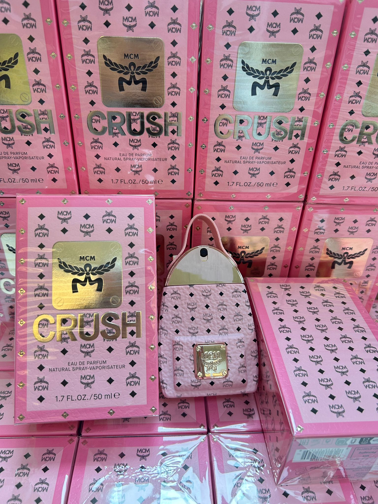 供應商🚘每個週末到貨🚘💫免稅正品 最新款🩷粉紅背包🩷MCM CRUSH EDP 30ml / 50ml | 預訂 到貨後逢星期二，四返倉執貨 其後約3-5個工作天寄出