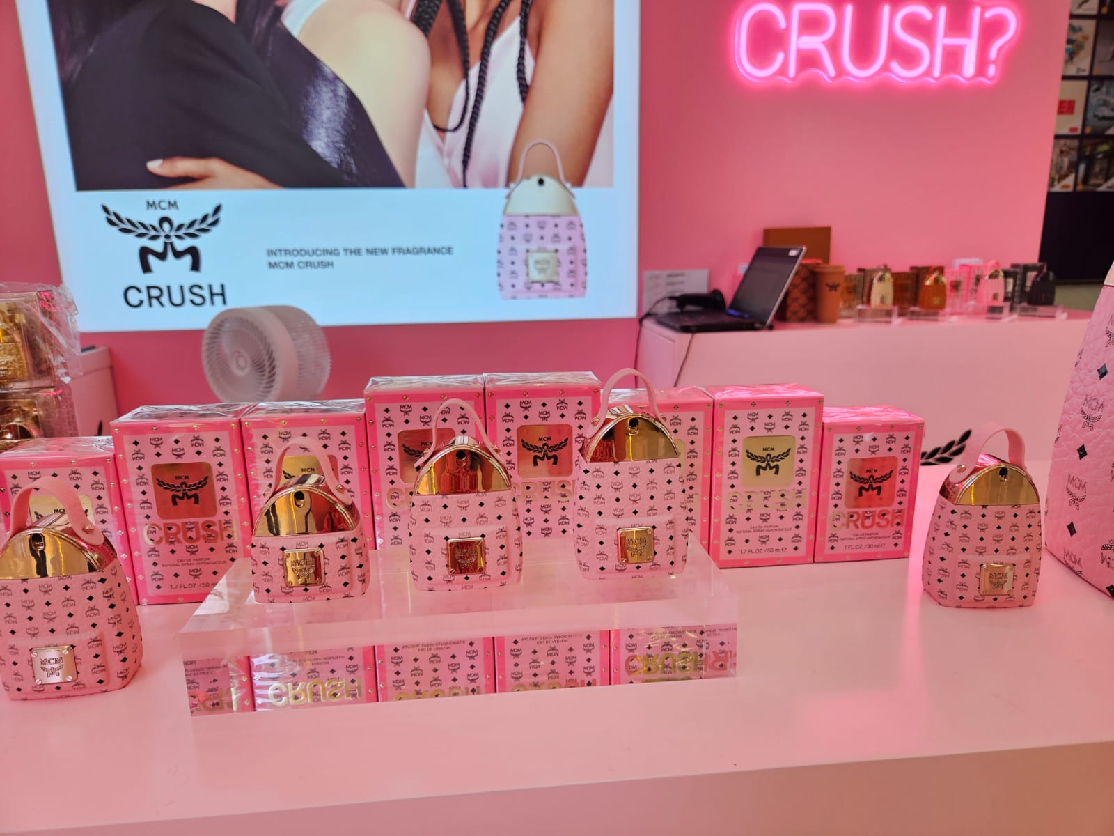 供應商🚘每個週末到貨🚘💫免稅正品 最新款🩷粉紅背包🩷MCM CRUSH EDP 30ml / 50ml | 預訂 到貨後逢星期二，四返倉執貨 其後約3-5個工作天寄出 娉婷貿易公司 Exquisite Beauty Trading Company
