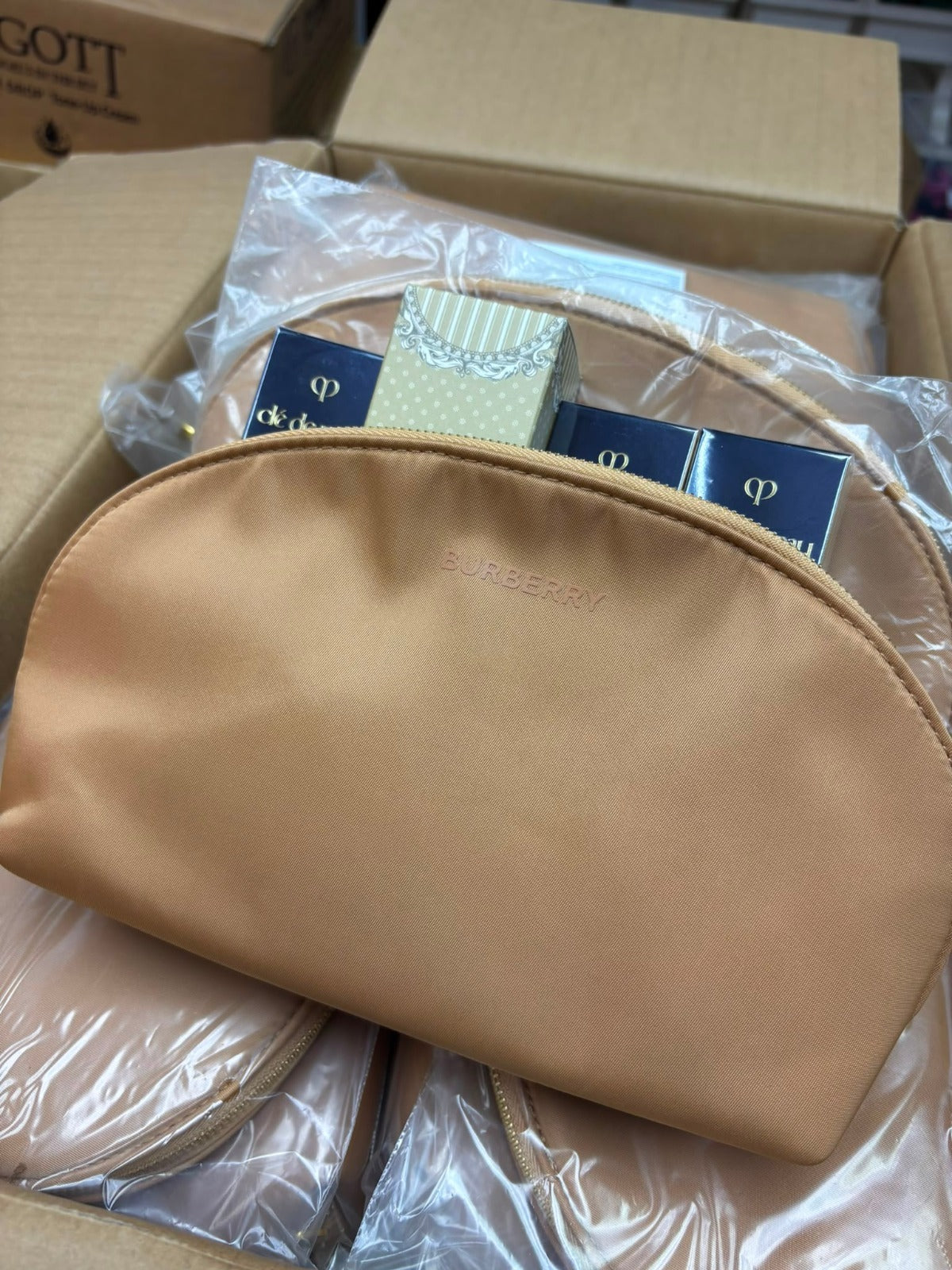 【24小時網站自助下單】現貨🌸BURBERRY 經典焦糖色半月化妝包 (免稅) | 落單後約5-7個工作天寄出 娉婷貿易公司 Exquisite Beauty Trading Company