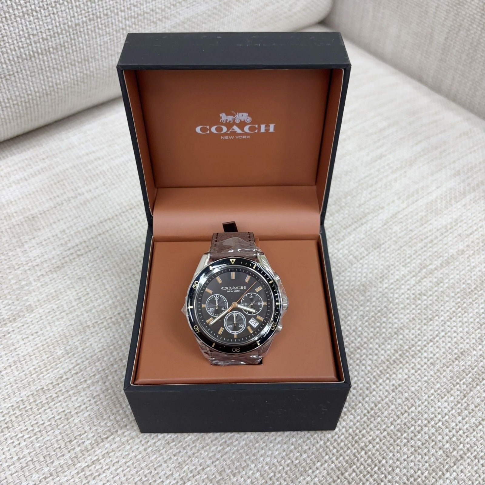 供應商現貨🌸❤️‍🔥快閃❤️‍🔥Outlet特價‼️數量只有1️⃣0️⃣隻🔥🔥🌟🌟Coach深棕色皮革男士腕錶 | 預訂 逢星期一，三返倉執貨 其後約3-5個工作天寄出