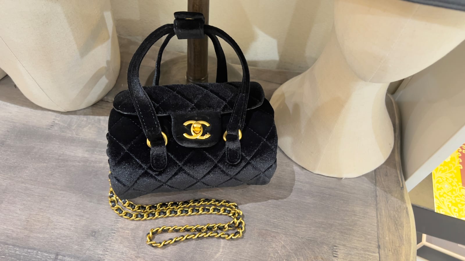 限量🌸CHANEL VIC年終超限定 黑金絲絨菱格圓筒保齡球包🌙💎 | 預訂約4-5星期