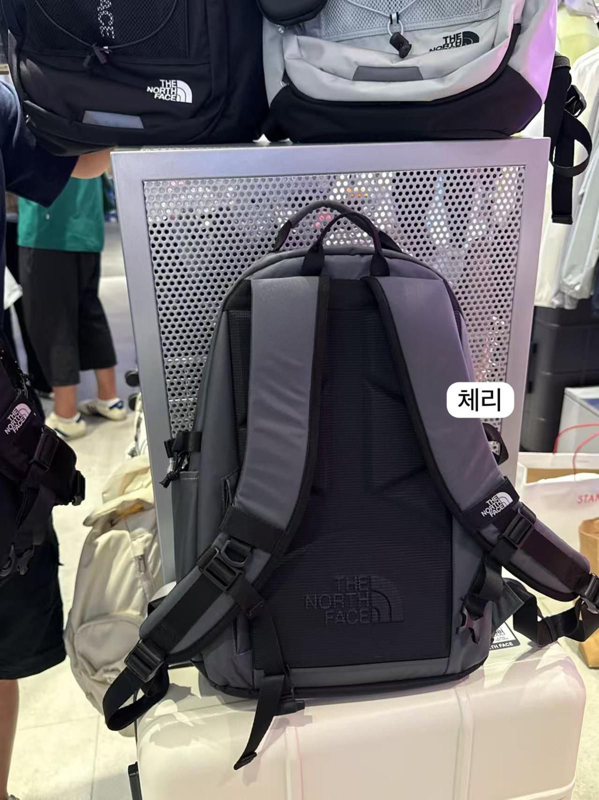 【24小時網站自助下單】🌸韓國代購🇰🇷The North Face Super pack | 預訂約2-3星期32L 米白色 💰HK$950（現貨，落單後約3-5個工作天排單出貨 工作天不包括星期六、日及公眾假期） 娉婷貿易公司 Exquisite Beauty Trading Company
