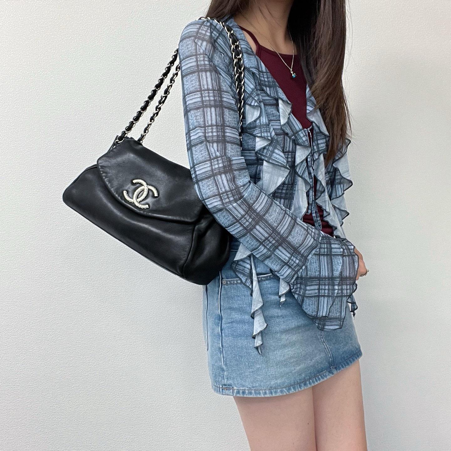 🌸日本中古品代購 香奈兒黑銀翻蓋單肩/斜挎包 | 預訂約2-3星期