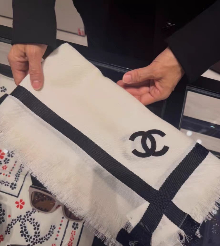 預訂 | 💯CHANEL VIP gift 黑白織帶披肩頸巾 娉婷貿易公司 Exquisite Beauty Trading Company