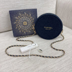 【24小時網站自助下單】最新款🔥只有5️⃣0️⃣套‼️🌸🌟🌟Chanel Beauty 2025年最新款聖誕圓形化妝袋 x No5 香水鎖匙扣掛飾套裝 | 預訂約2-3星期